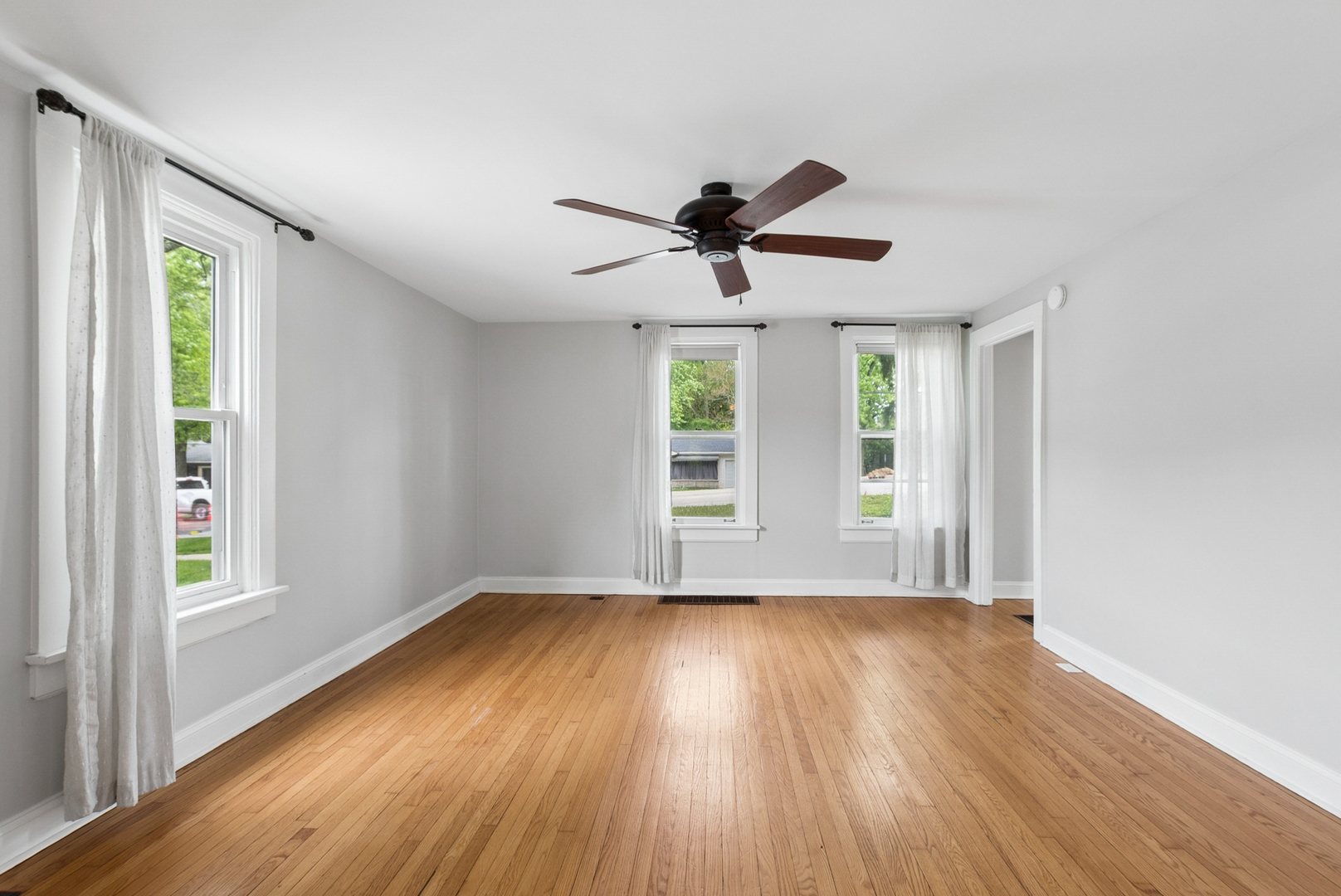 634 E 5th Avenue, Naperville, IL 60563