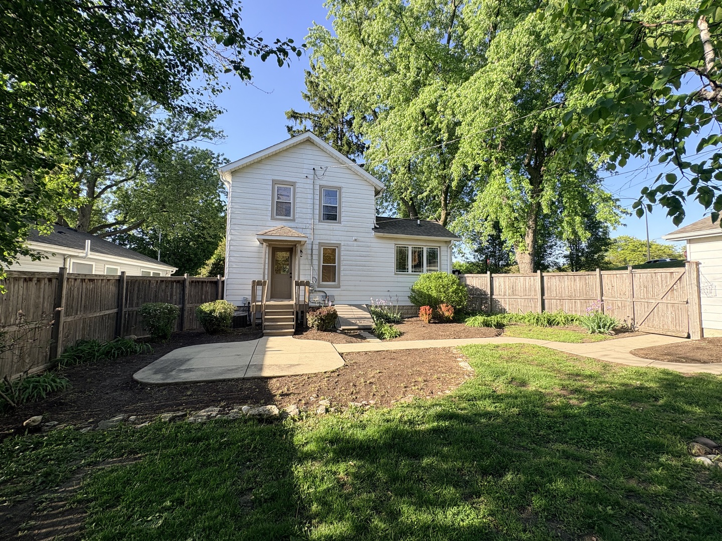 634 E 5th Avenue, Naperville, IL 60563