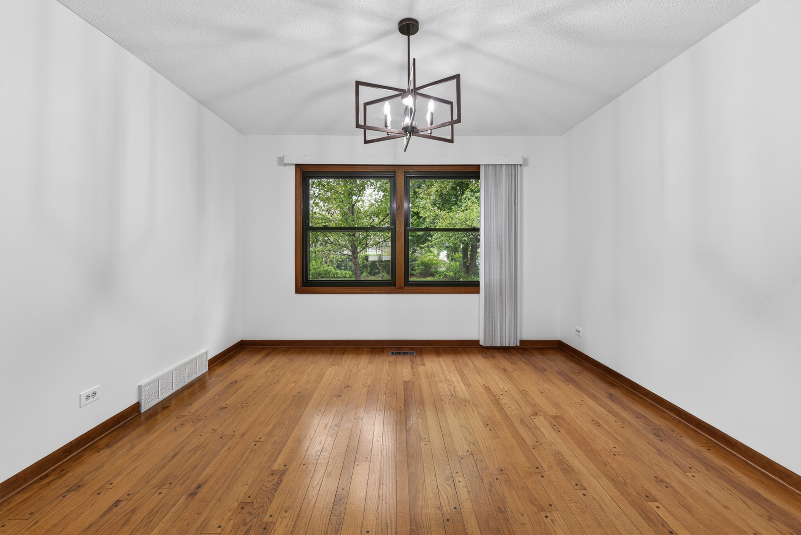 1717 N Burning Bush Lane, Mount Prospect, IL 60056
