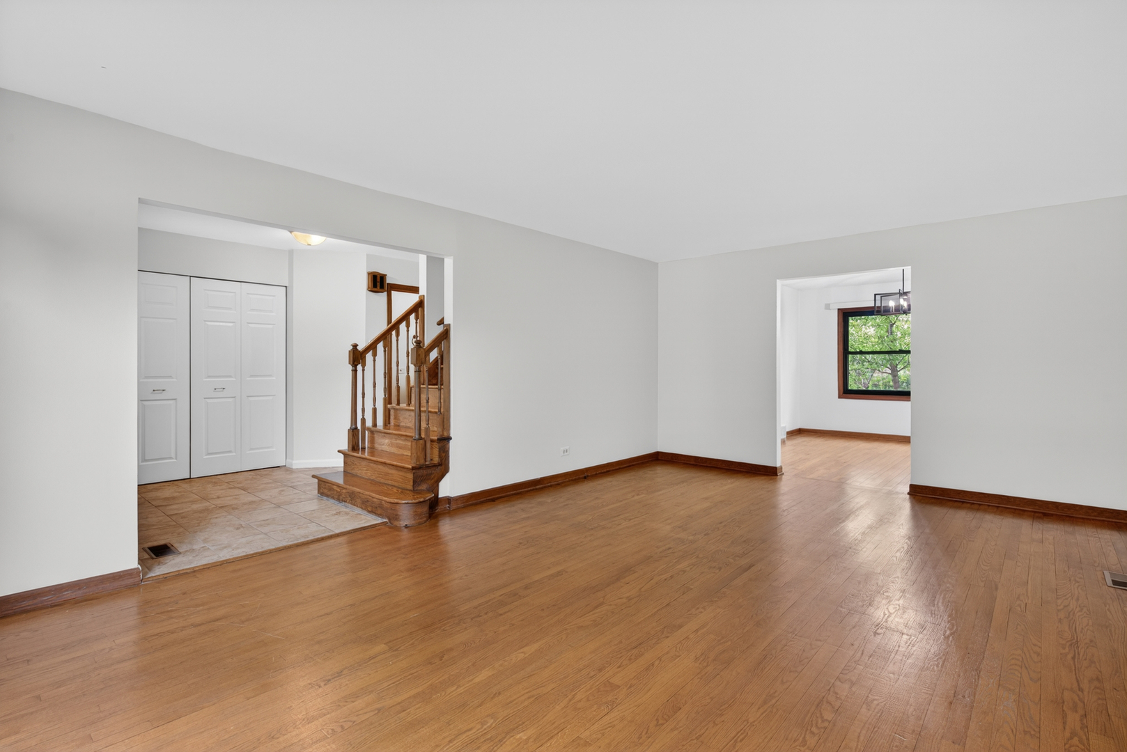 1717 N Burning Bush Lane, Mount Prospect, IL 60056