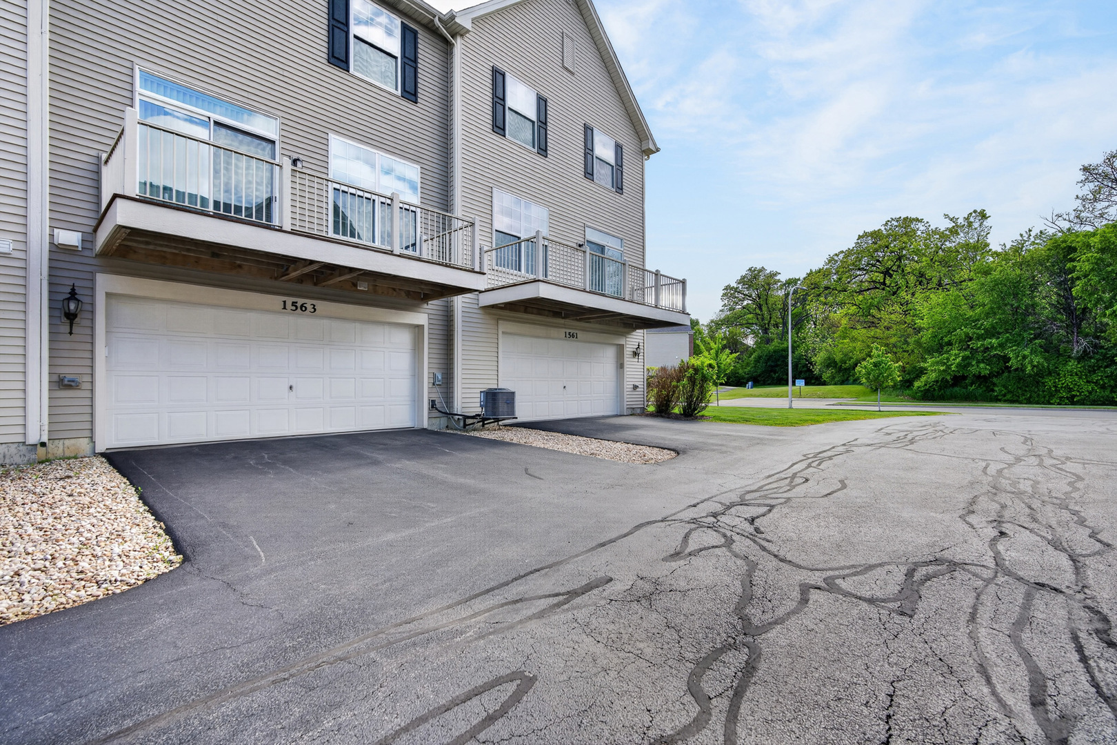 1563 Deer Pointe Drive, South Elgin, IL 60177