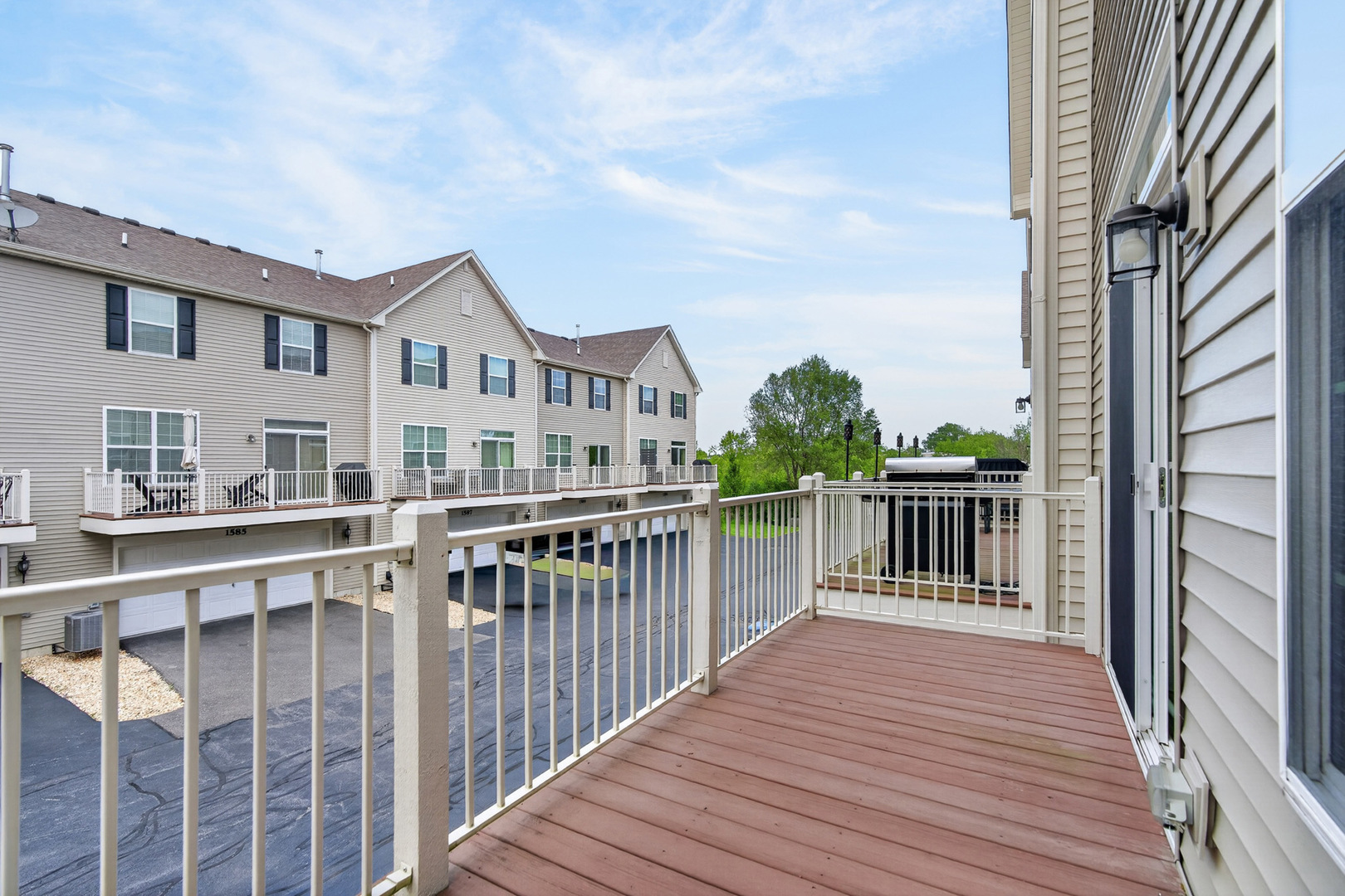 1563 Deer Pointe Drive, South Elgin, IL 60177
