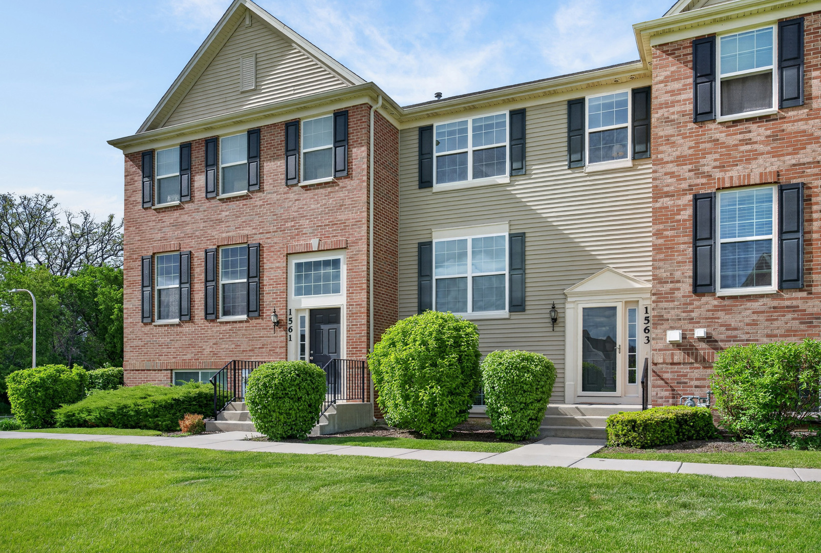 1563 Deer Pointe Drive, South Elgin, IL 60177