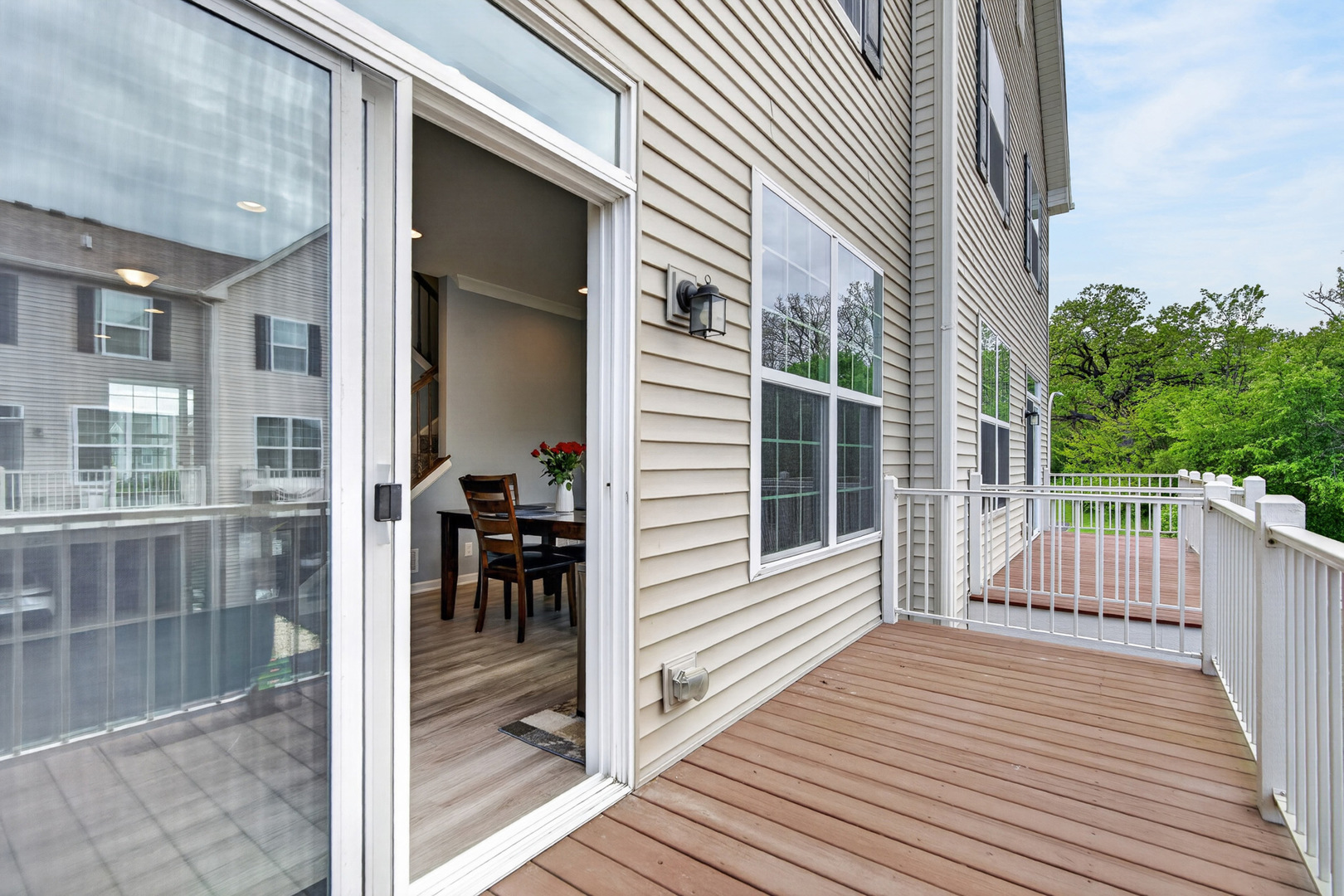 1563 Deer Pointe Drive, South Elgin, IL 60177