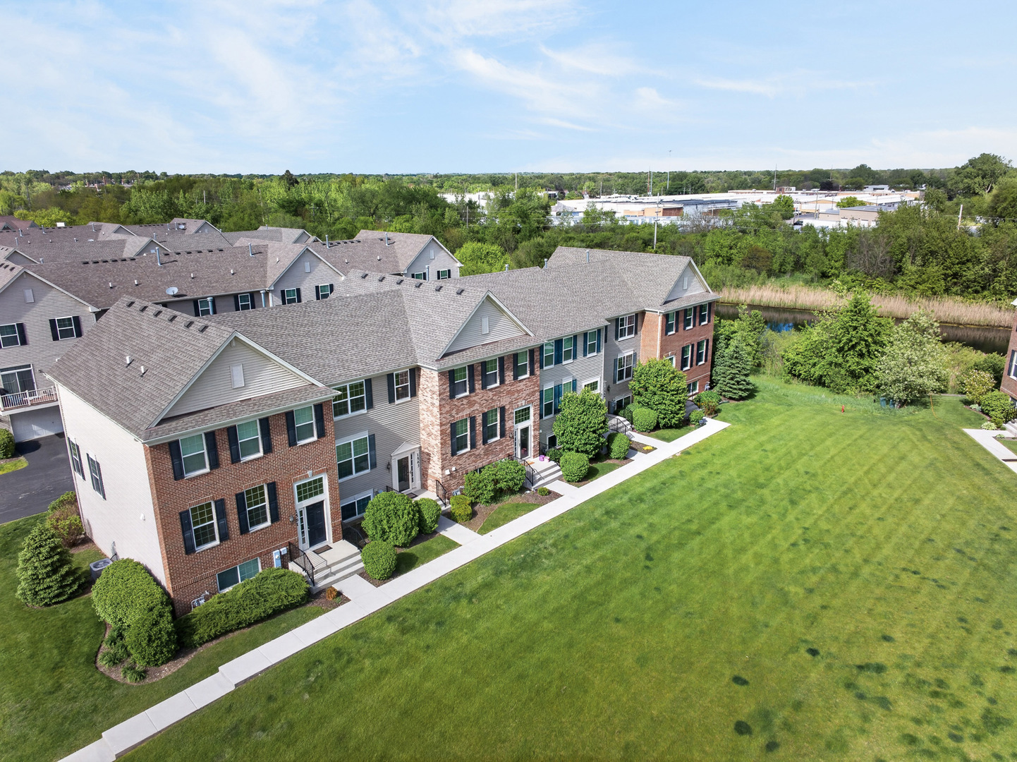1563 Deer Pointe Drive, South Elgin, IL 60177