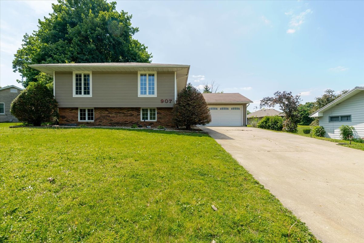 907 S Quincy Street, Clinton, IL 61727