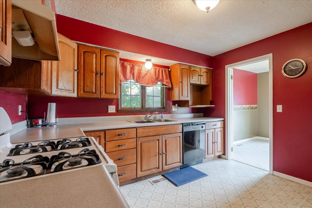 907 S Quincy Street, Clinton, IL 61727