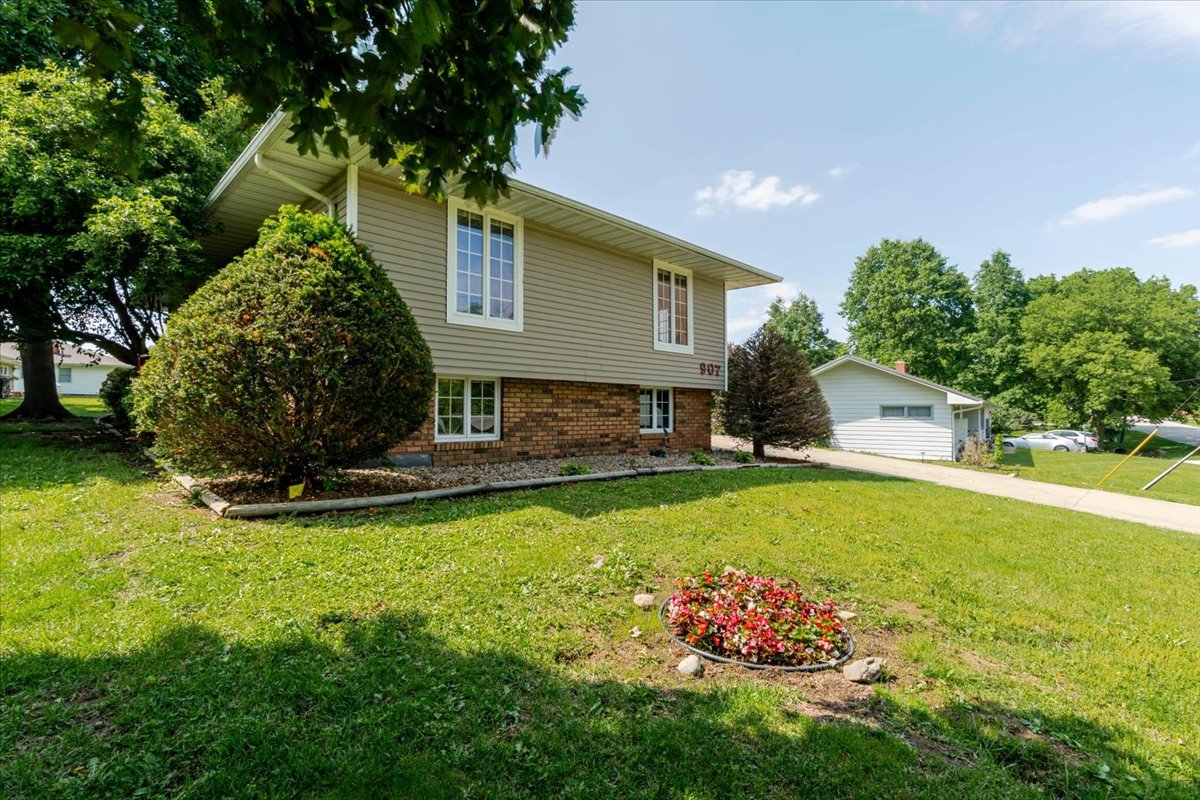 907 S Quincy Street, Clinton, IL 61727