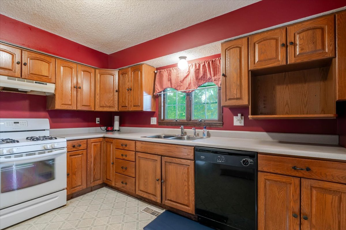 907 S Quincy Street, Clinton, IL 61727