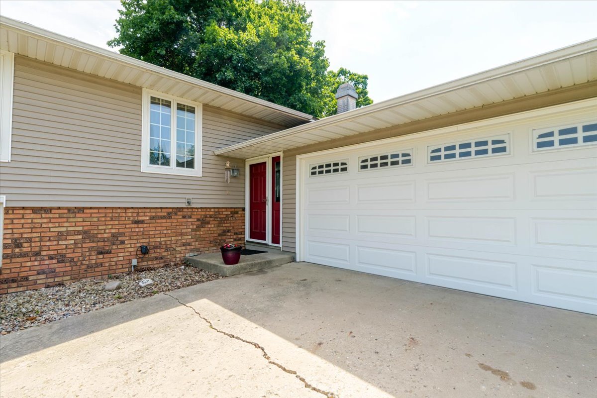 907 S Quincy Street, Clinton, IL 61727