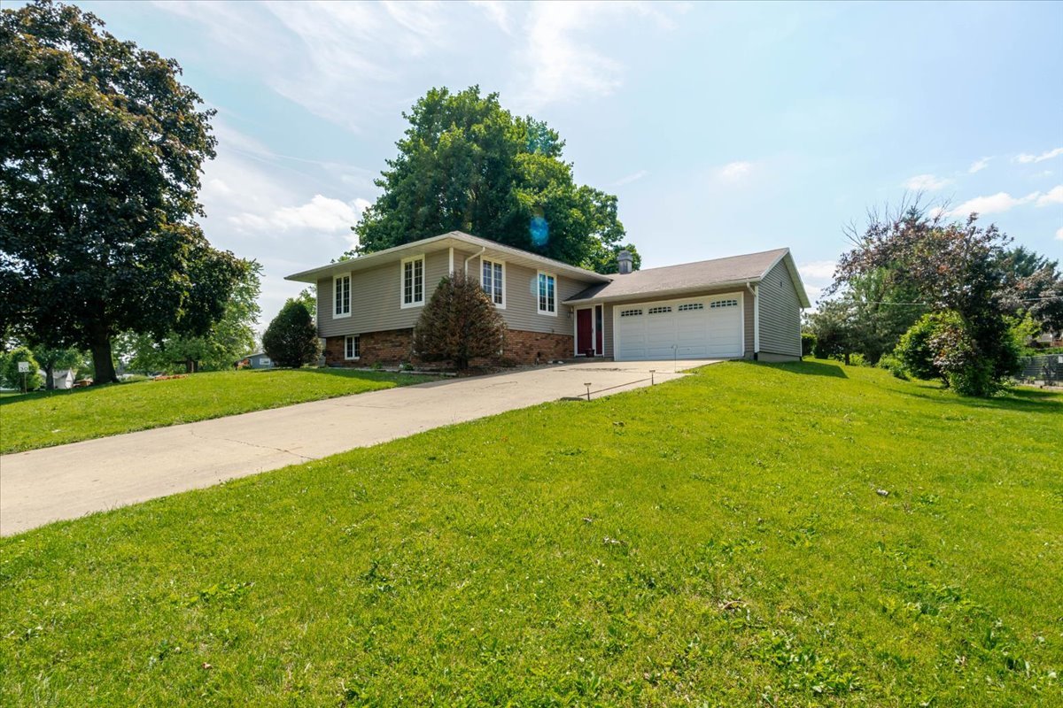 907 S Quincy Street, Clinton, IL 61727