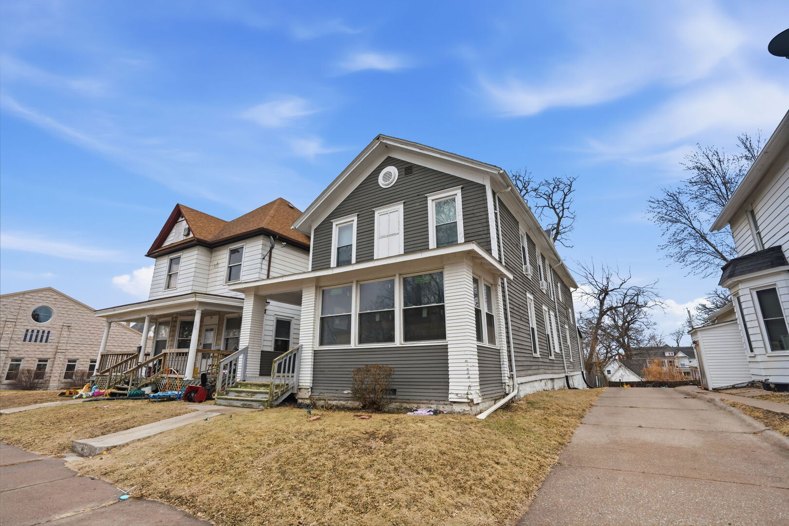 327 E 11th Street, Davenport, IA 52803