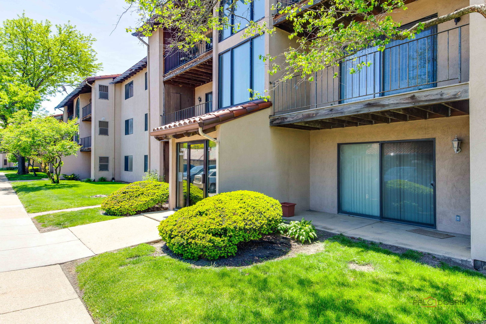 21W581 NORTH Avenue #5, Lombard, IL 60148