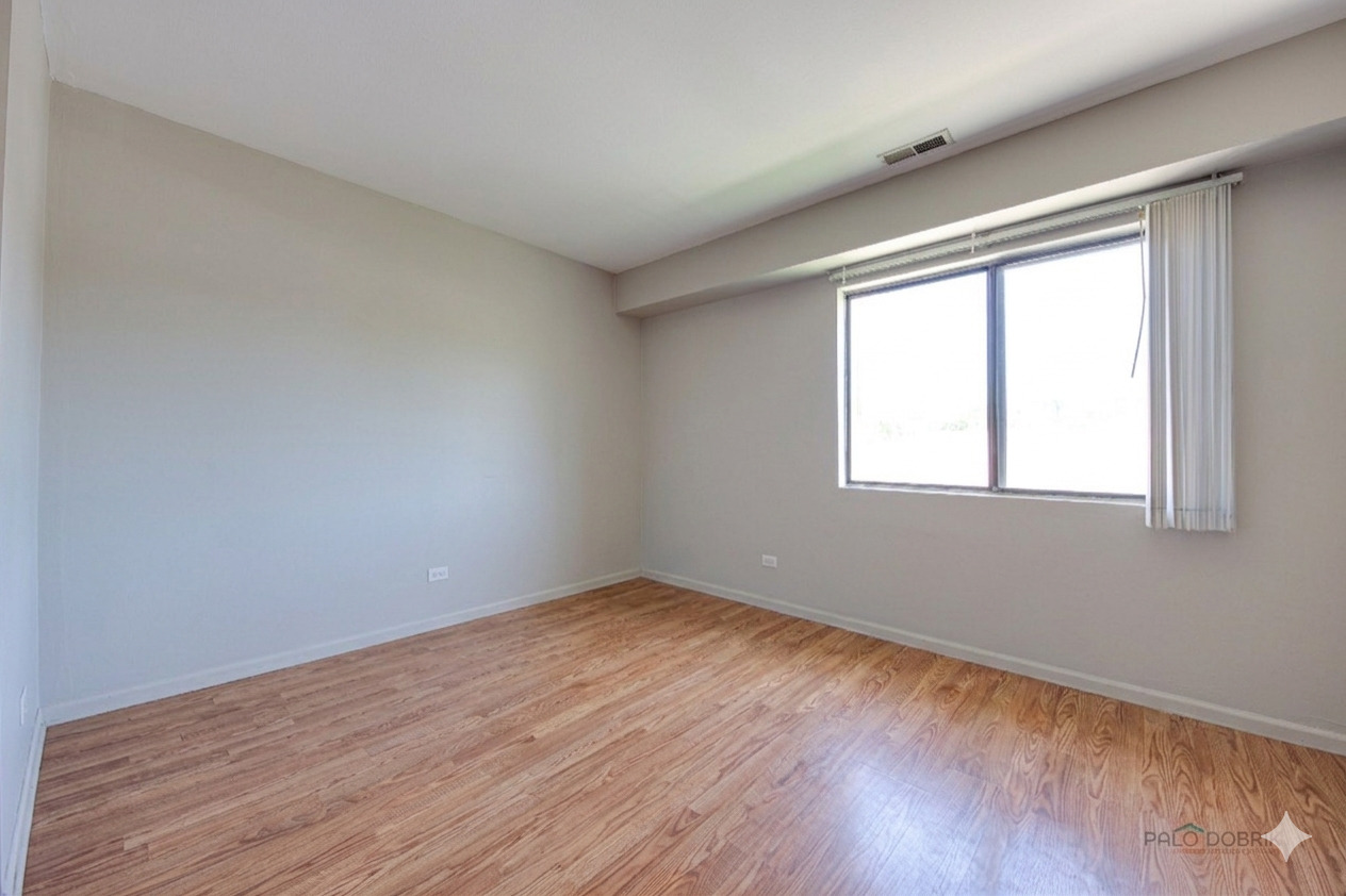 21W581 NORTH Avenue #5, Lombard, IL 60148