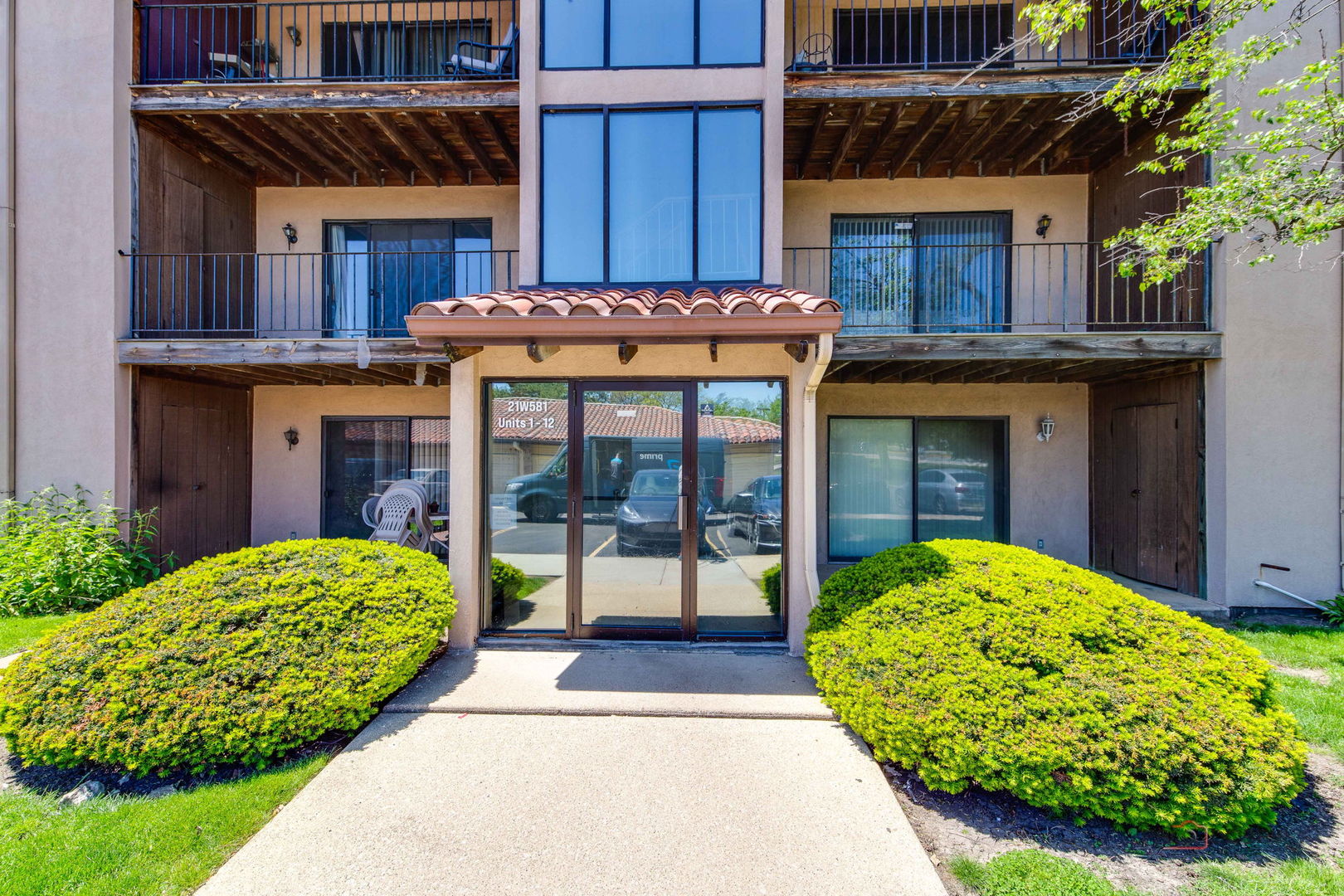 21W581 NORTH Avenue #5, Lombard, IL 60148