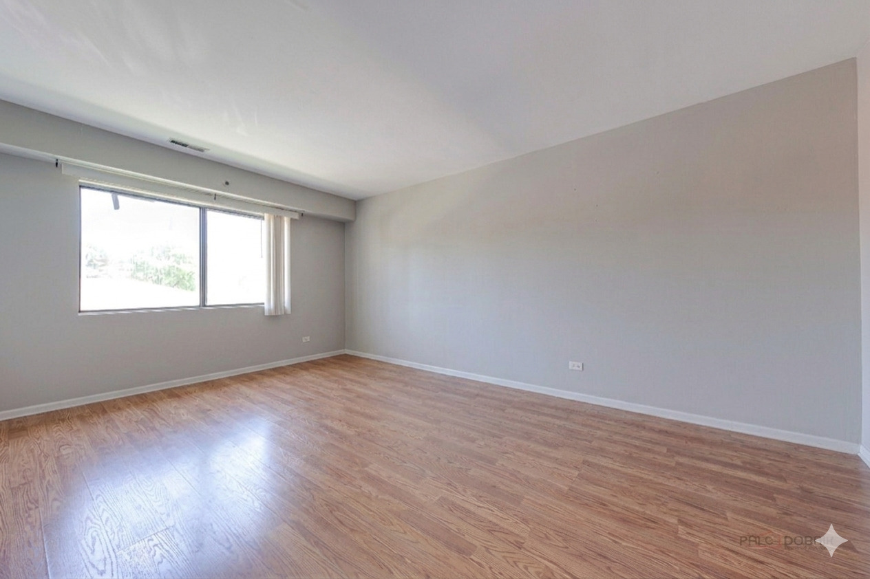 21W581 NORTH Avenue #5, Lombard, IL 60148