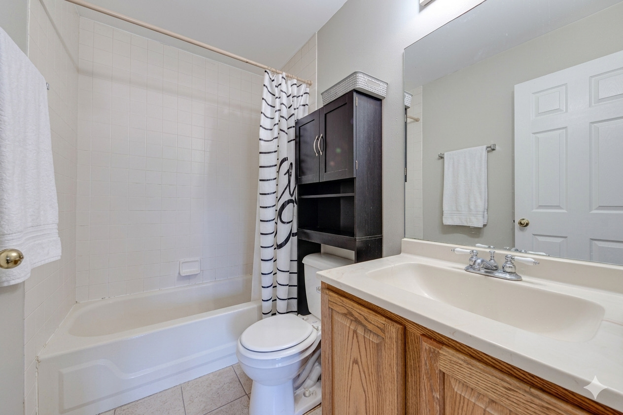 21W581 NORTH Avenue #5, Lombard, IL 60148