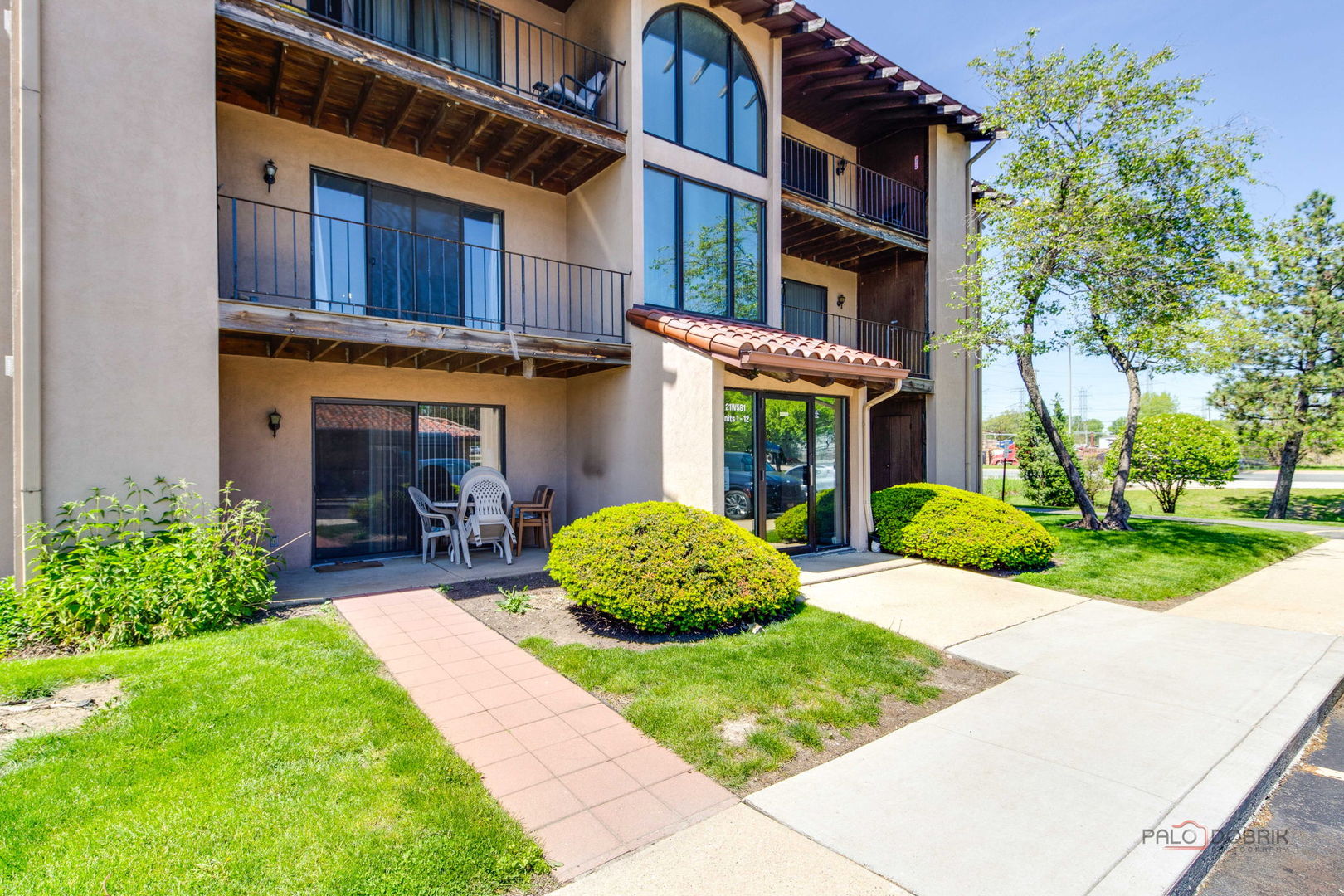 21W581 NORTH Avenue #5, Lombard, IL 60148