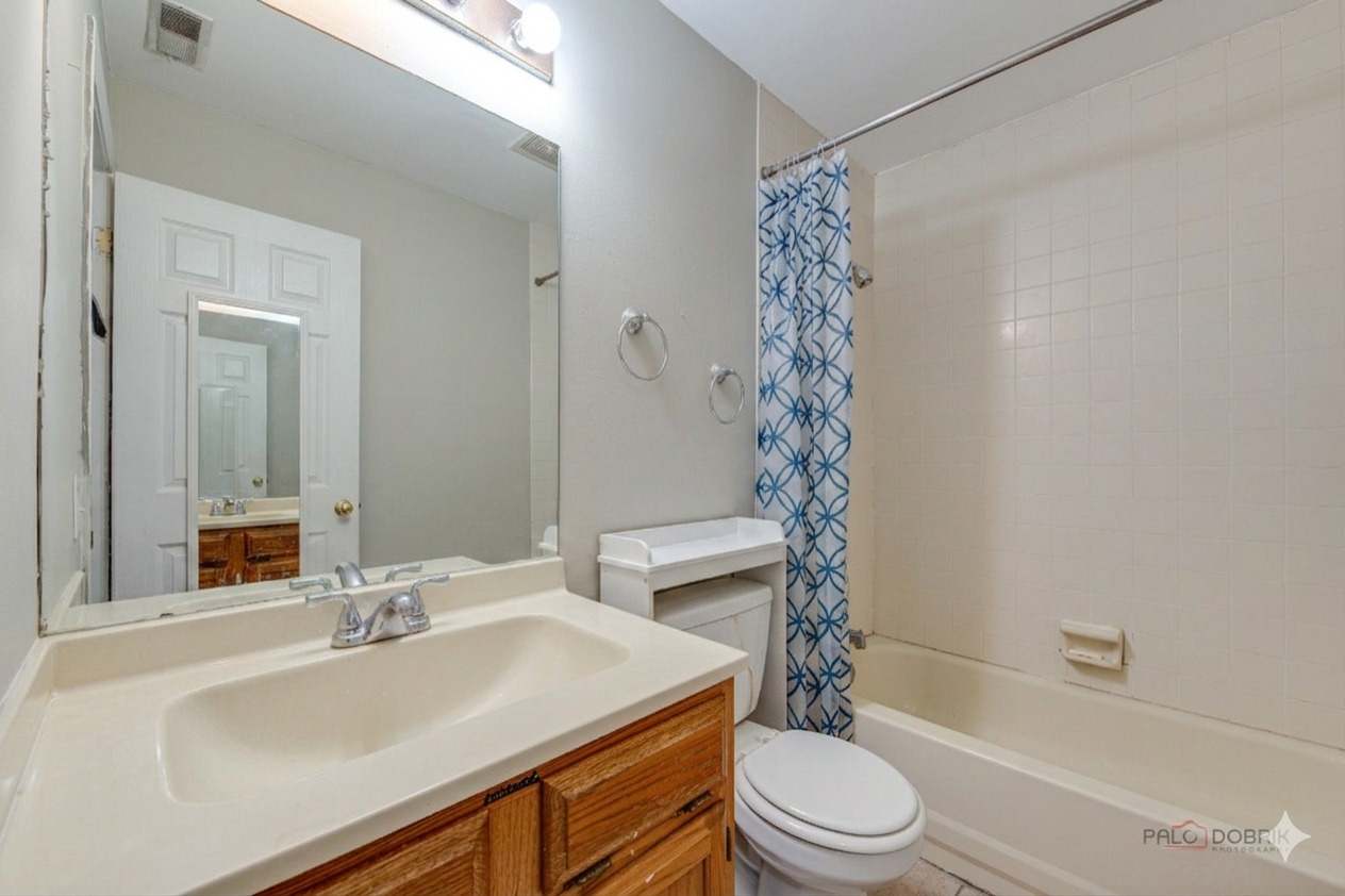 21W581 NORTH Avenue #5, Lombard, IL 60148