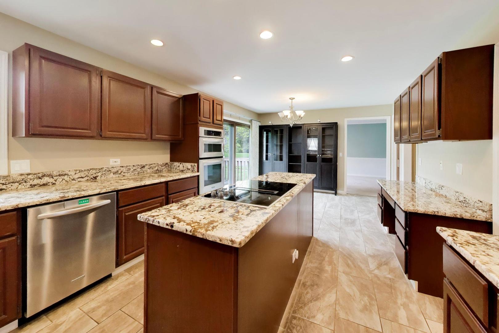 825 W Dorset Avenue, Palatine, IL 60067