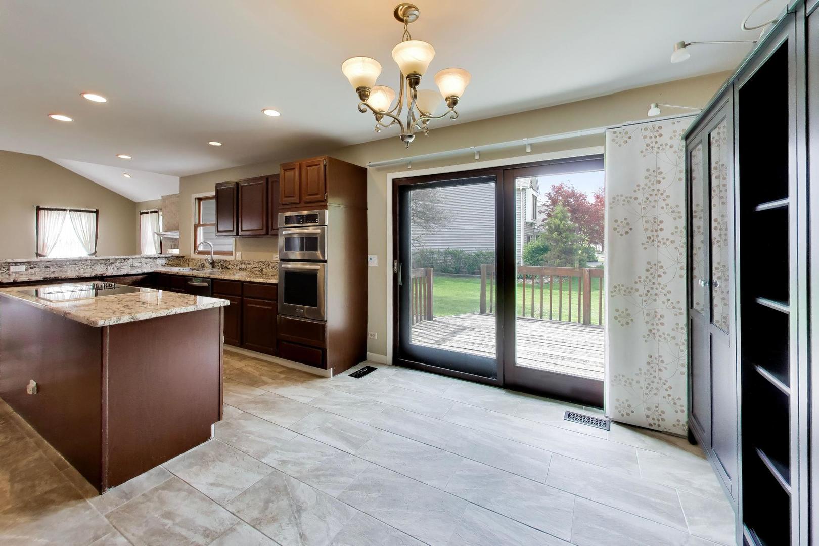 825 W Dorset Avenue, Palatine, IL 60067