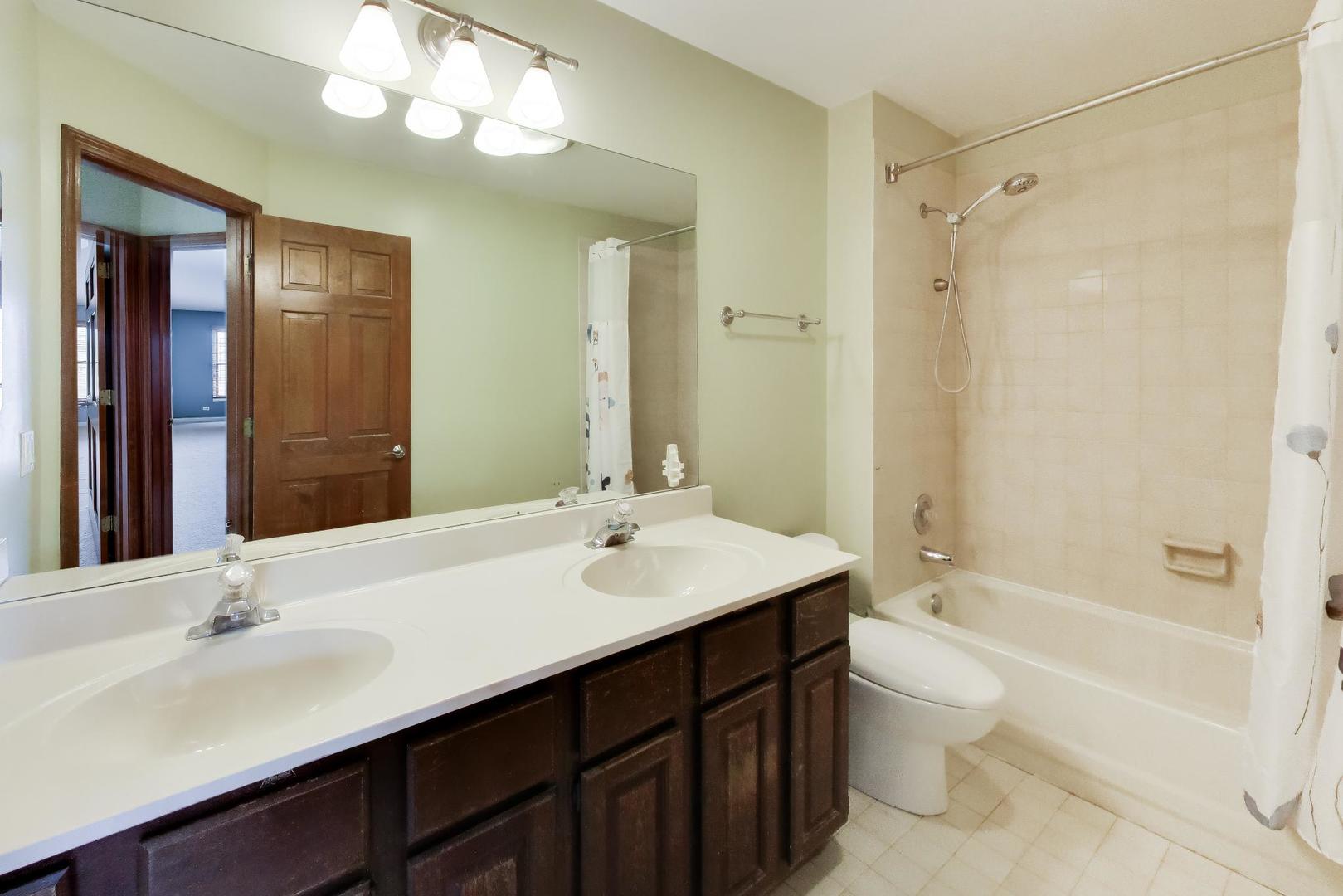825 W Dorset Avenue, Palatine, IL 60067