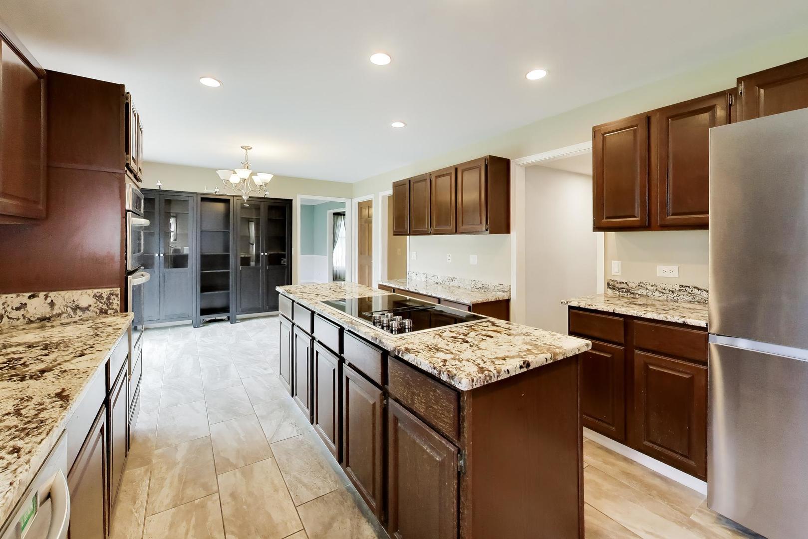 825 W Dorset Avenue, Palatine, IL 60067