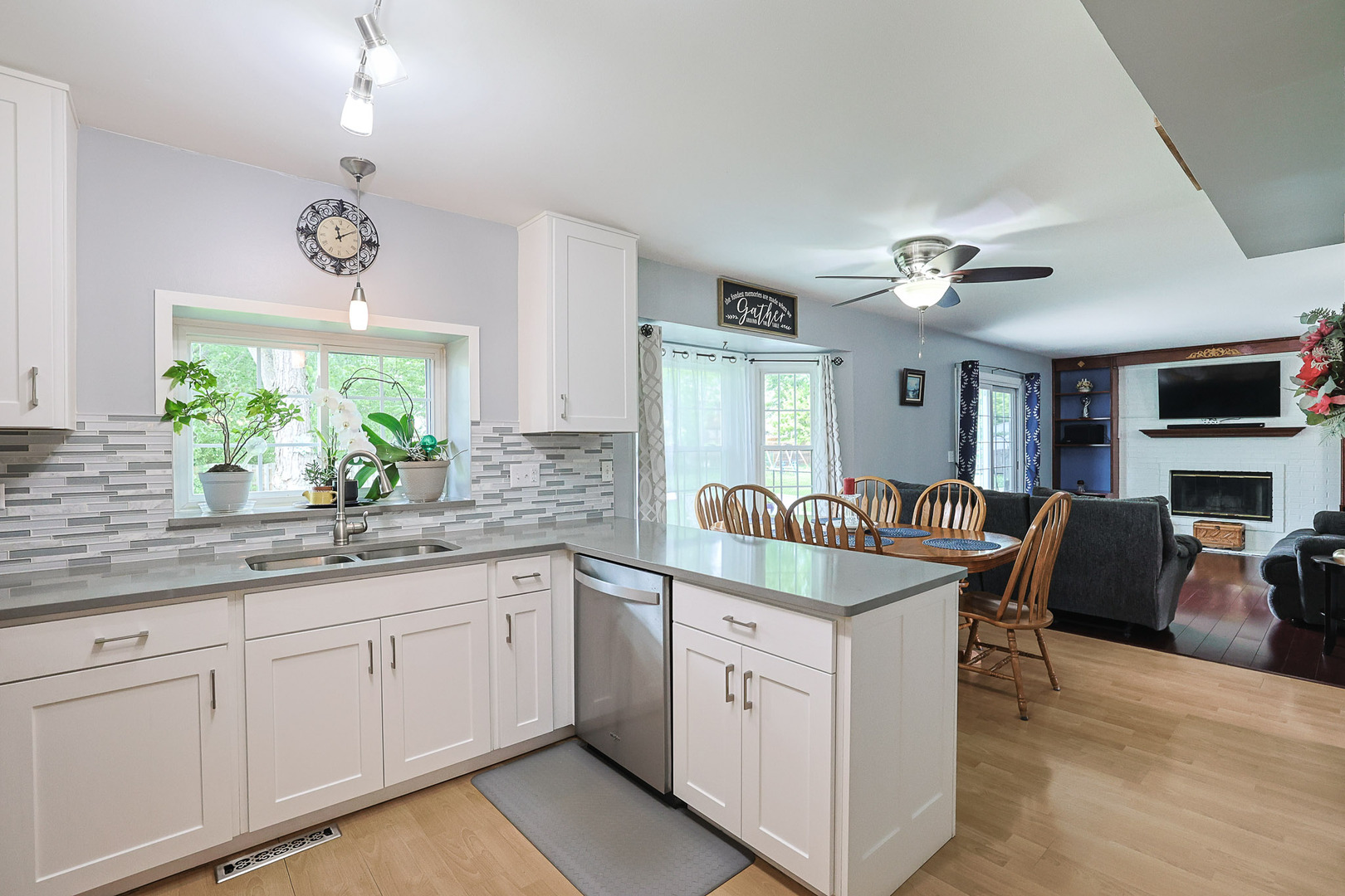 830 Hawk Lane, Carol Stream, IL 60188