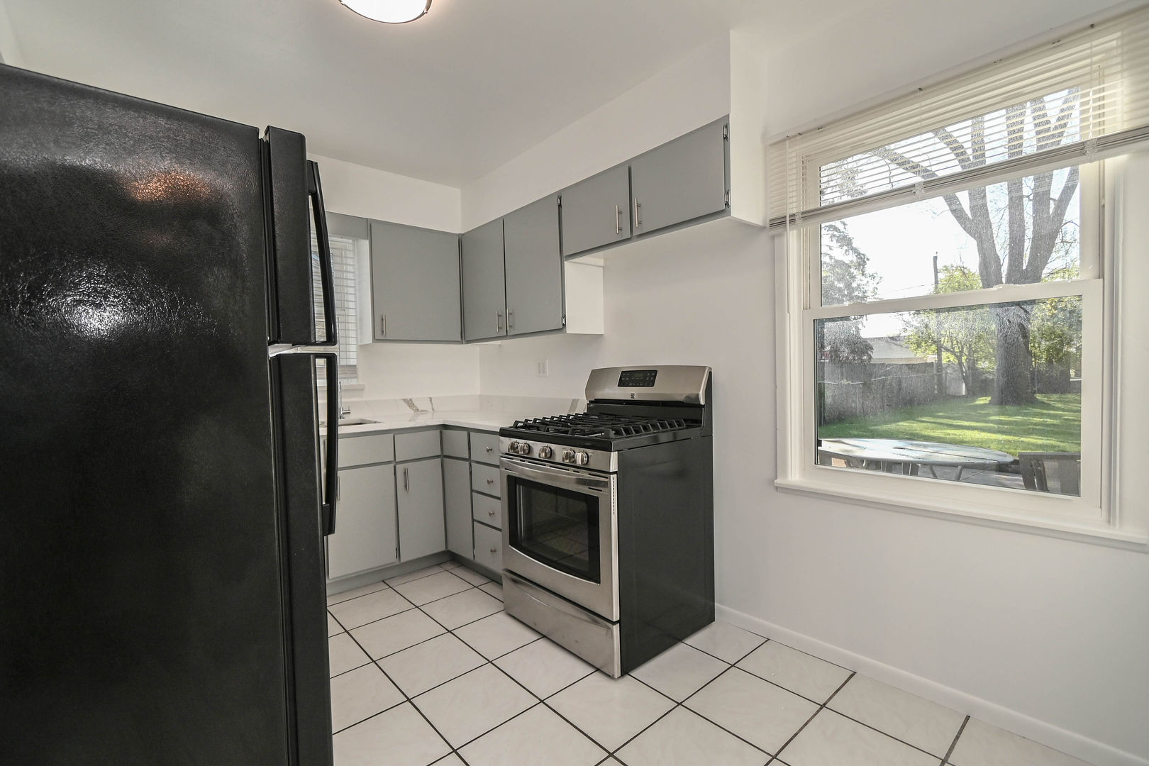 127 S Hawthorne Boulevard, Mundelein, IL 60060