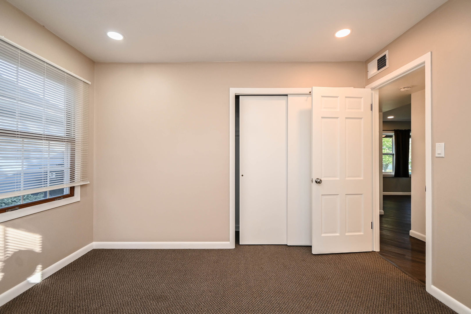 127 S Hawthorne Boulevard, Mundelein, IL 60060