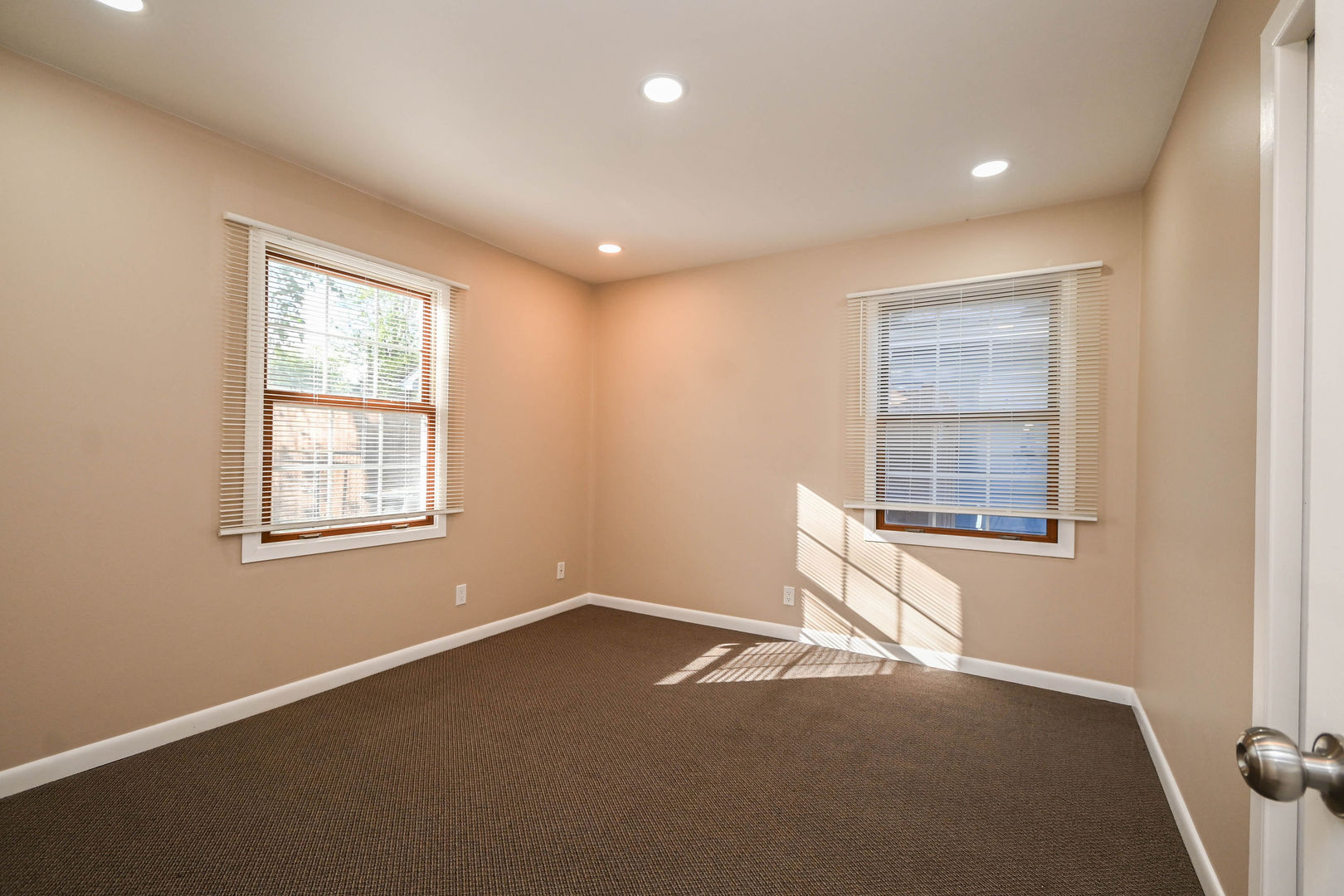 127 S Hawthorne Boulevard, Mundelein, IL 60060