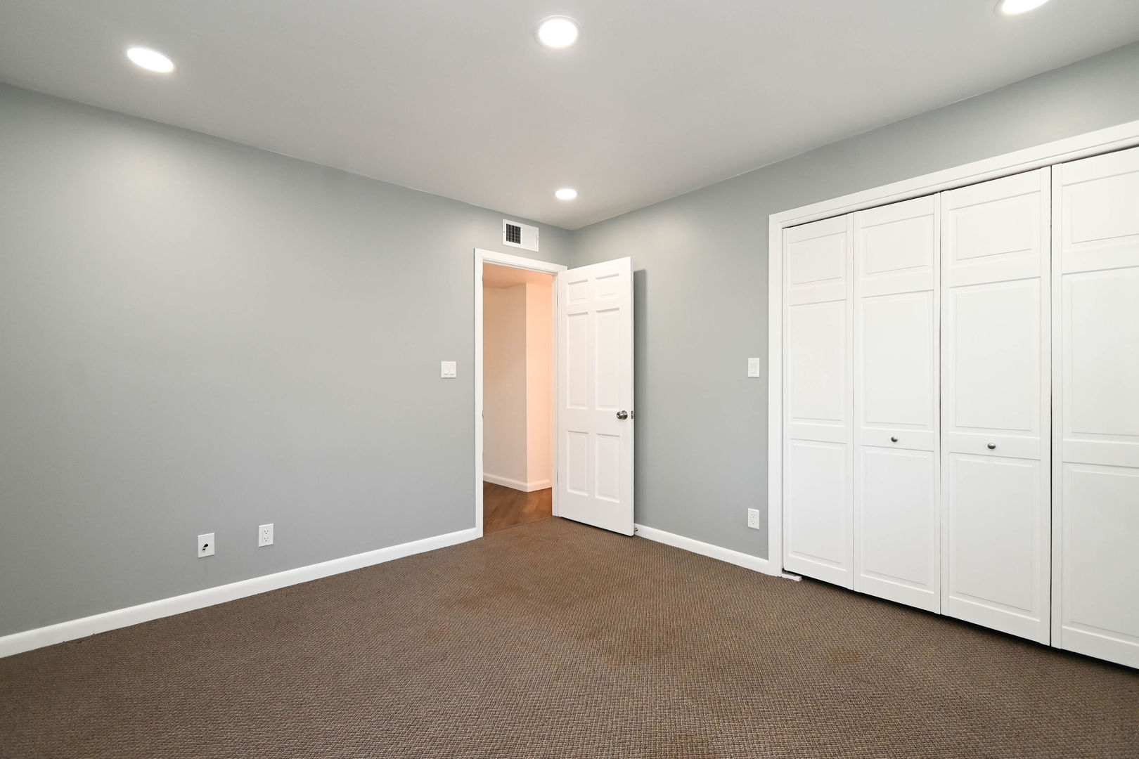 127 S Hawthorne Boulevard, Mundelein, IL 60060
