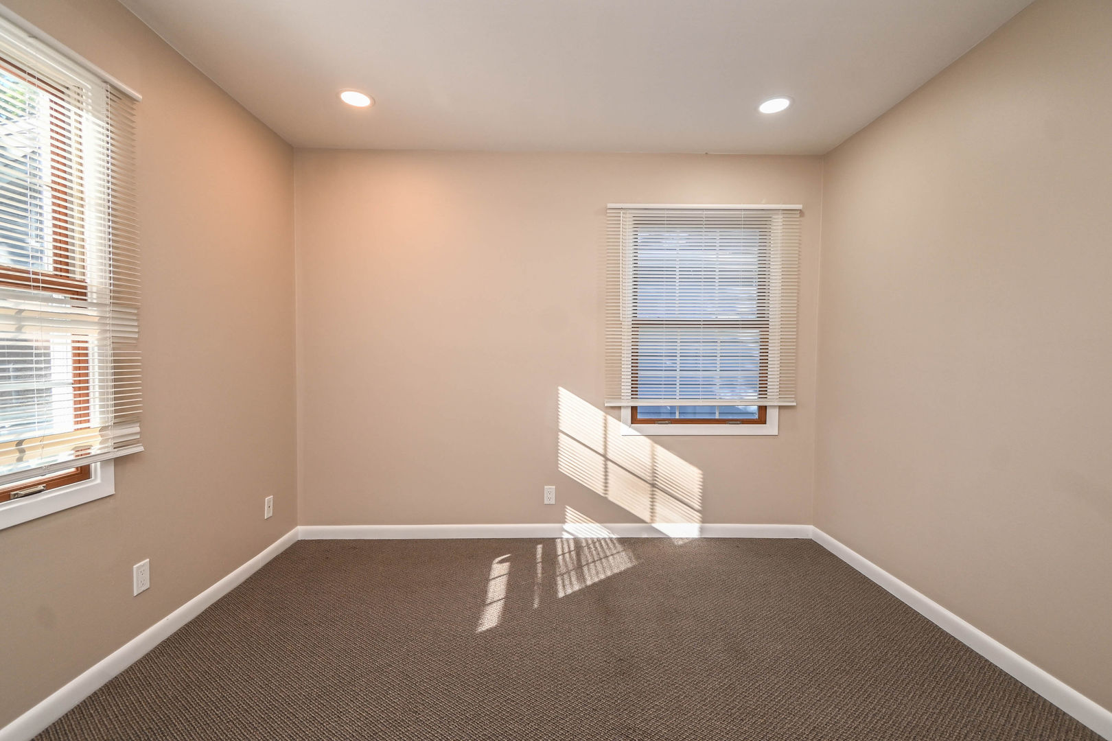 127 S Hawthorne Boulevard, Mundelein, IL 60060