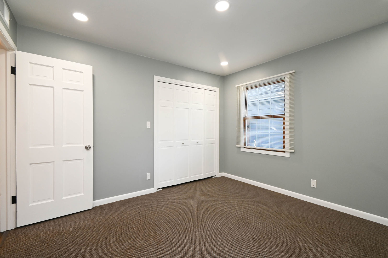 127 S Hawthorne Boulevard, Mundelein, IL 60060