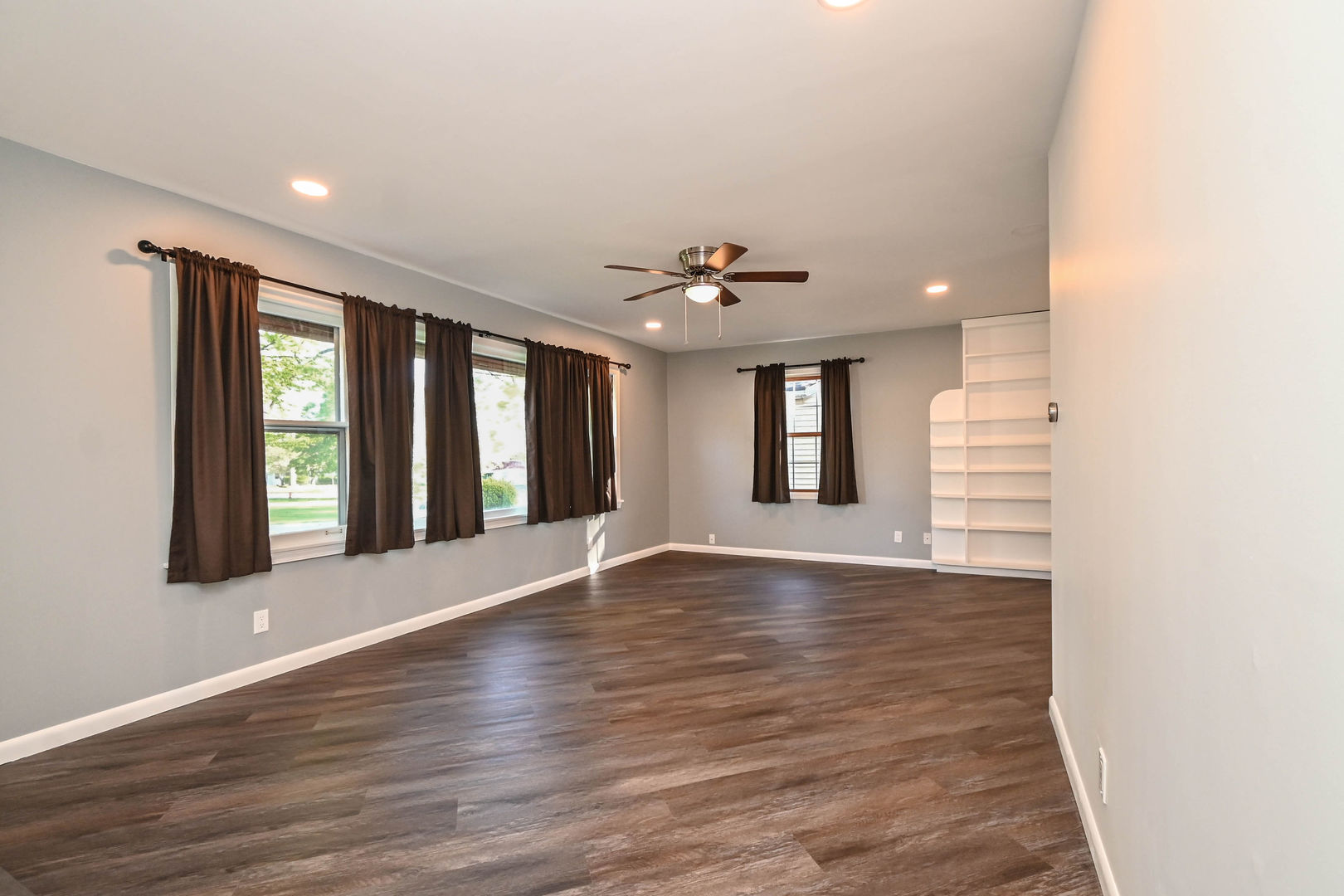 127 S Hawthorne Boulevard, Mundelein, IL 60060