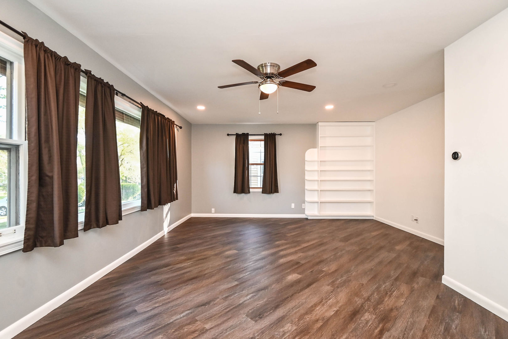 127 S Hawthorne Boulevard, Mundelein, IL 60060