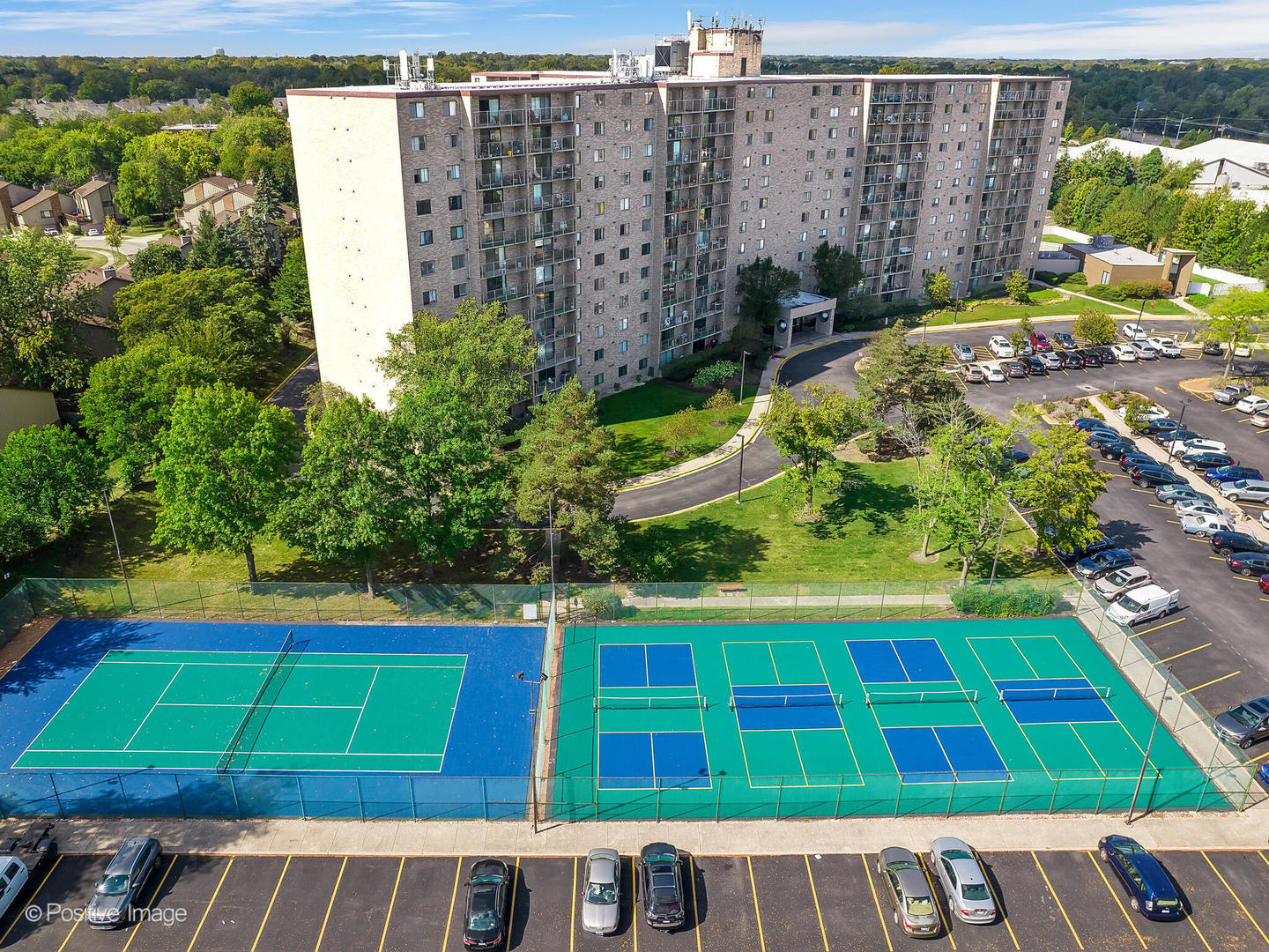 6340 AMERICANA Drive #216, Willowbrook, IL 60527