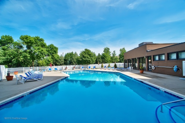 6340 AMERICANA Drive #216, Willowbrook, IL 60527