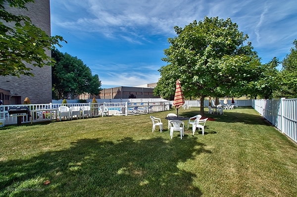 6340 AMERICANA Drive #216, Willowbrook, IL 60527