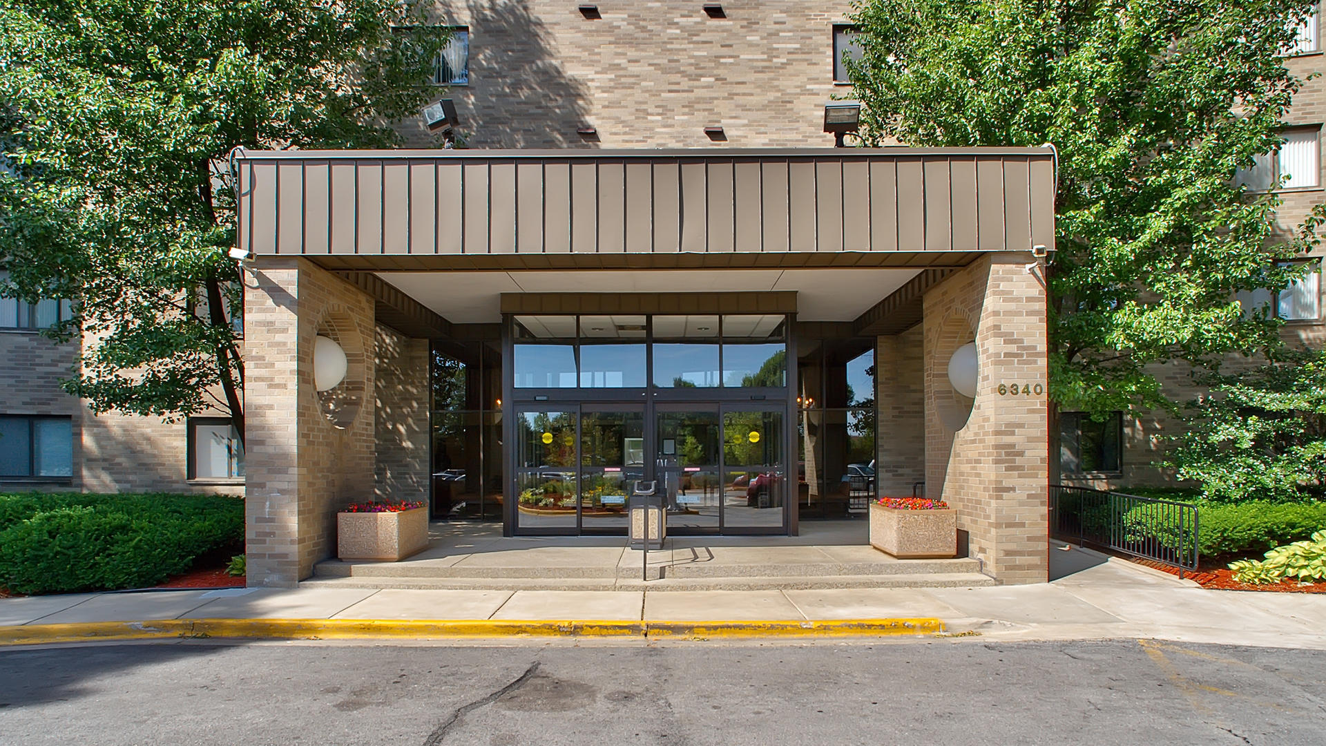 6340 AMERICANA Drive #216, Willowbrook, IL 60527
