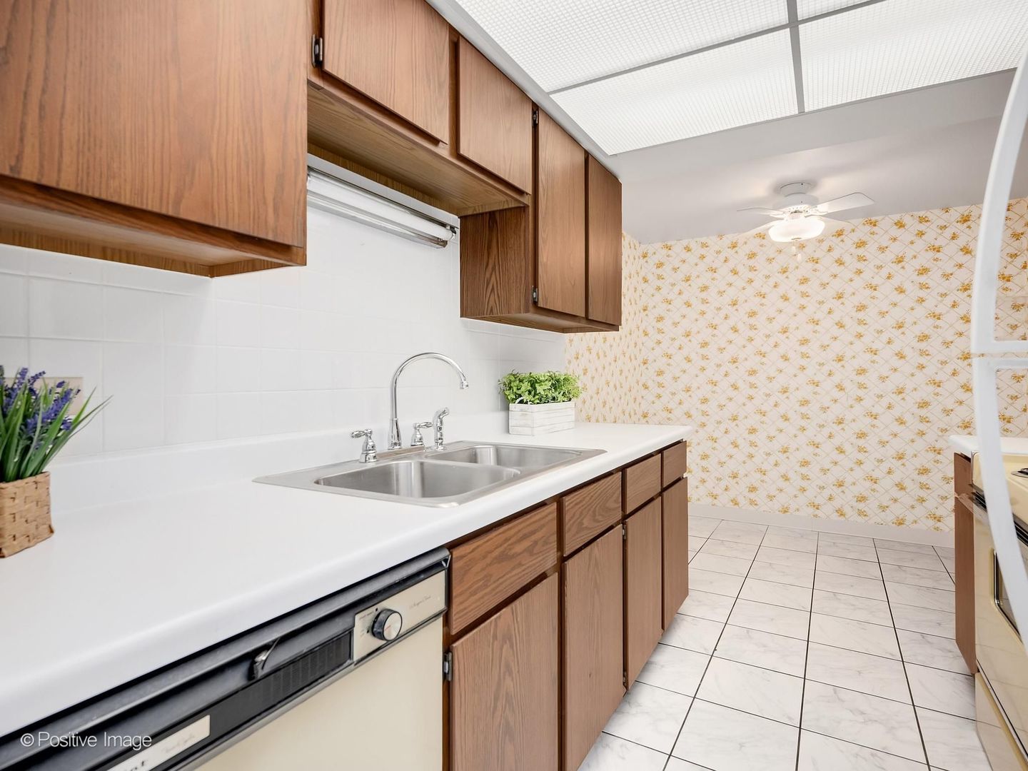 6340 AMERICANA Drive #216, Willowbrook, IL 60527