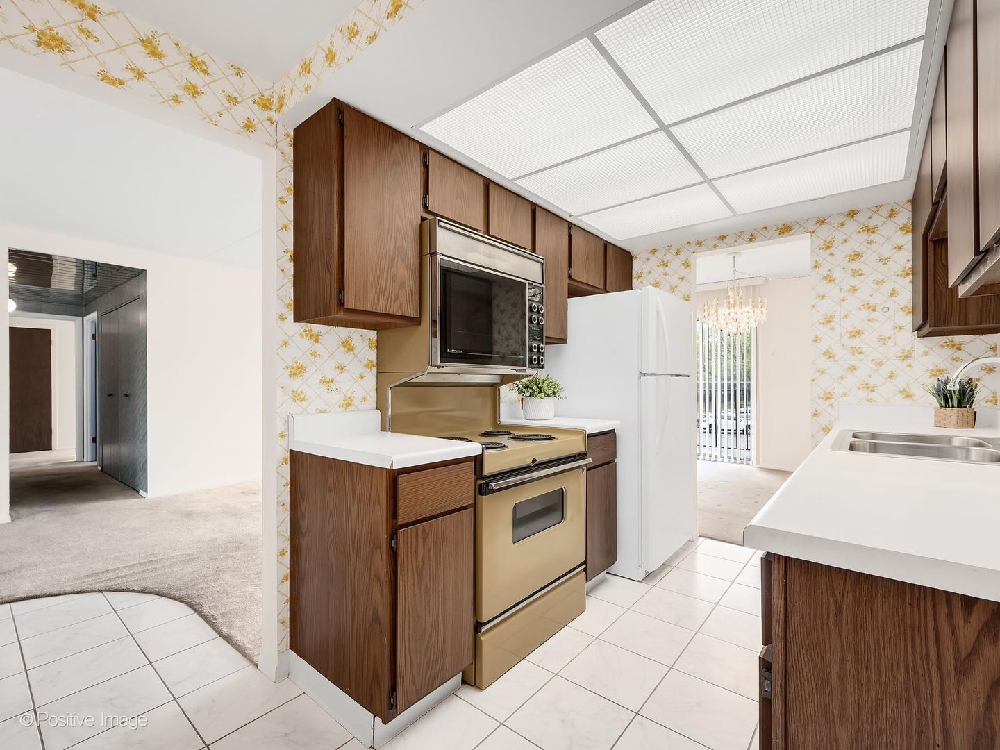 6340 AMERICANA Drive #216, Willowbrook, IL 60527