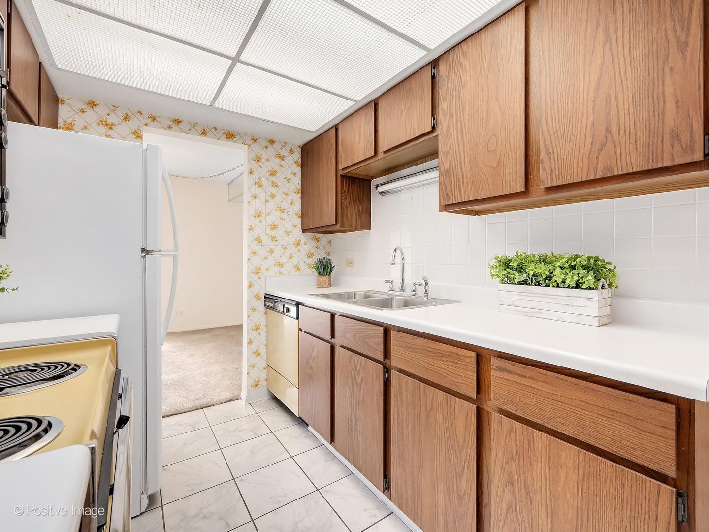 6340 AMERICANA Drive #216, Willowbrook, IL 60527