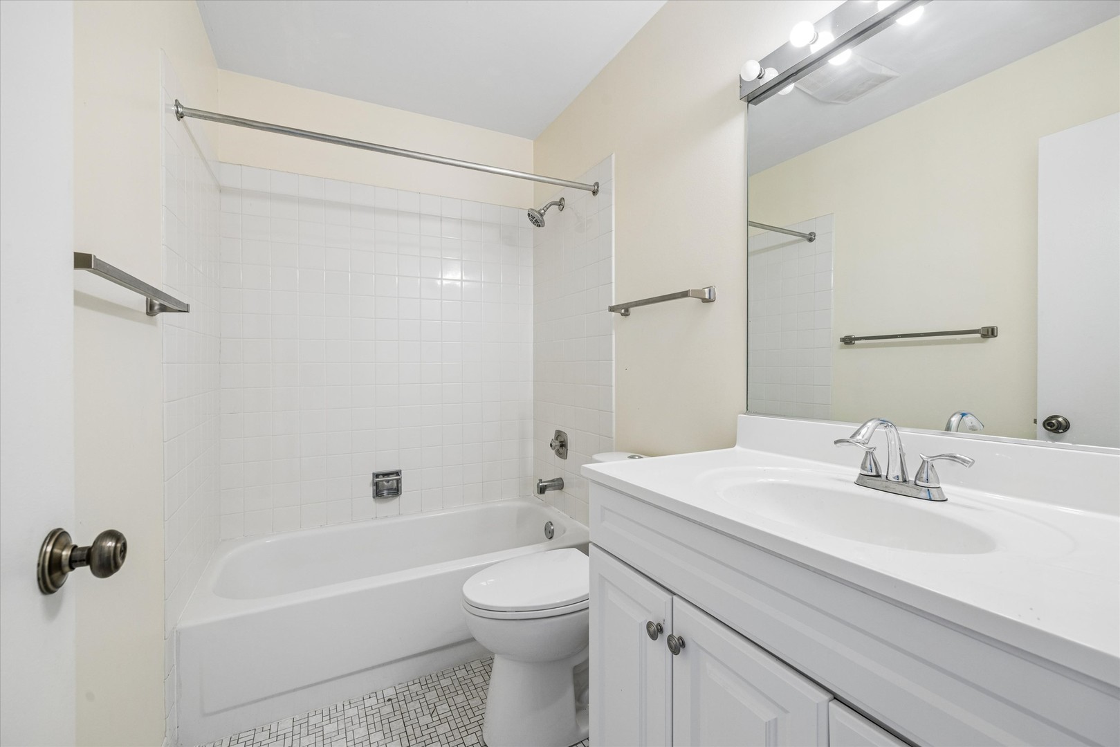 826 Thornton Court #2AL, Schaumburg, IL 60193