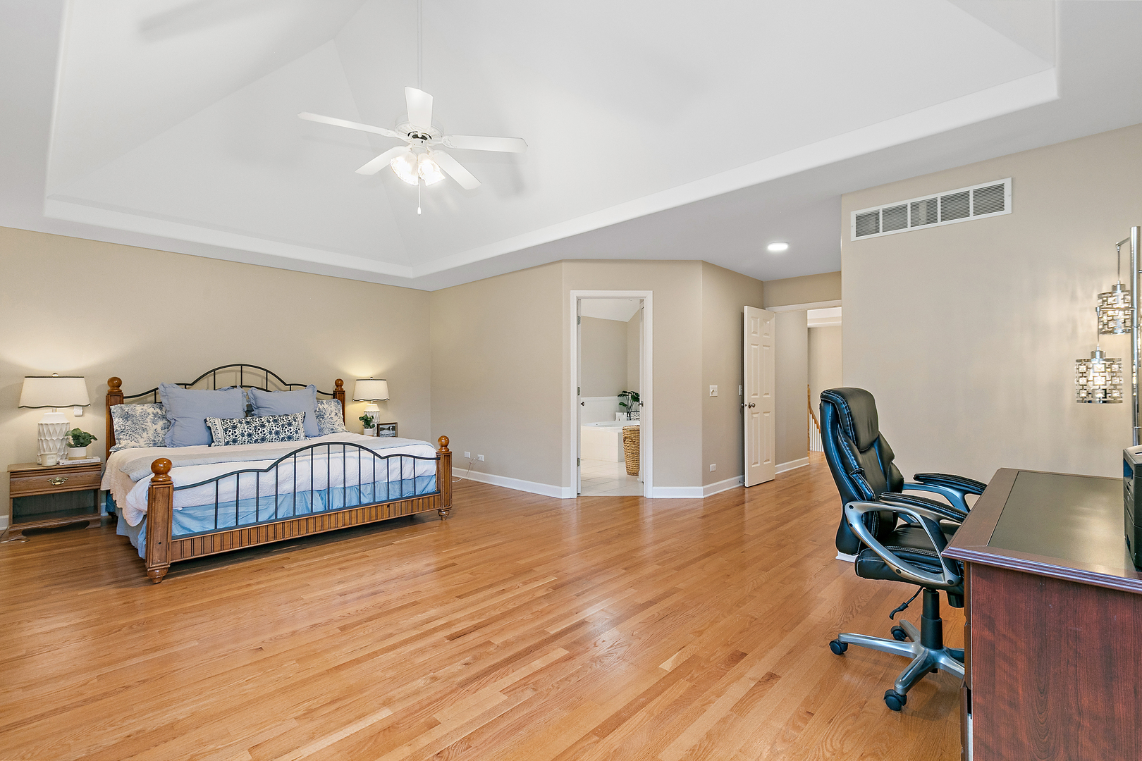 2212 Glouceston Lane, Naperville, IL 60564