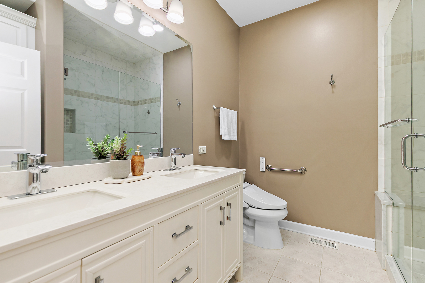 2212 Glouceston Lane, Naperville, IL 60564