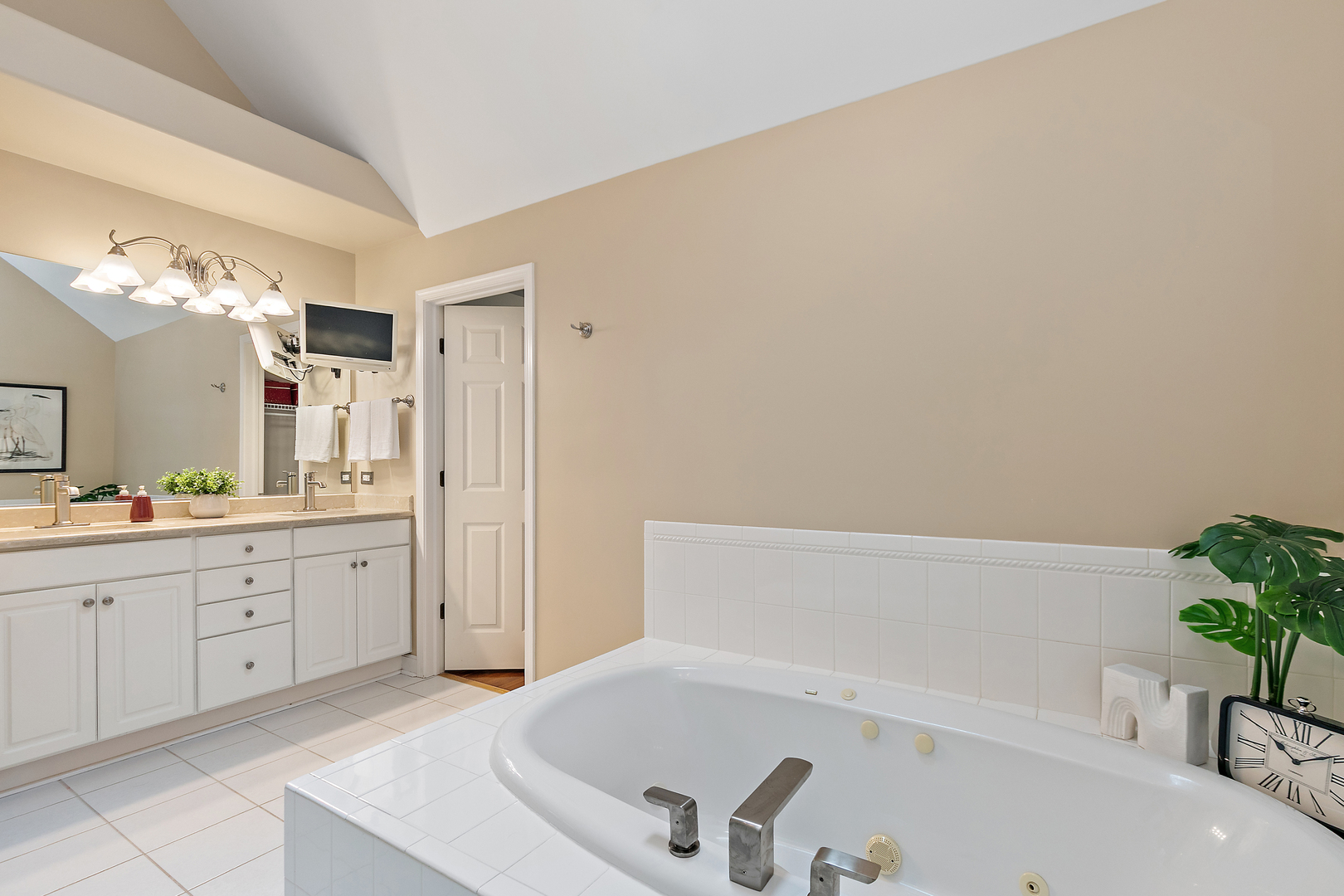 2212 Glouceston Lane, Naperville, IL 60564