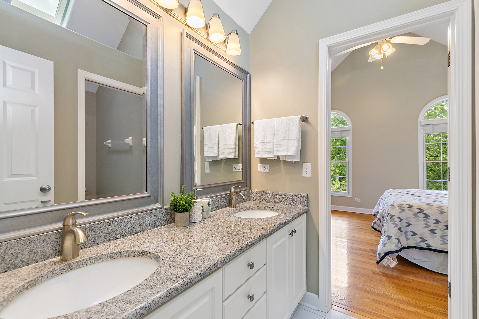 2212 Glouceston Lane, Naperville, IL 60564
