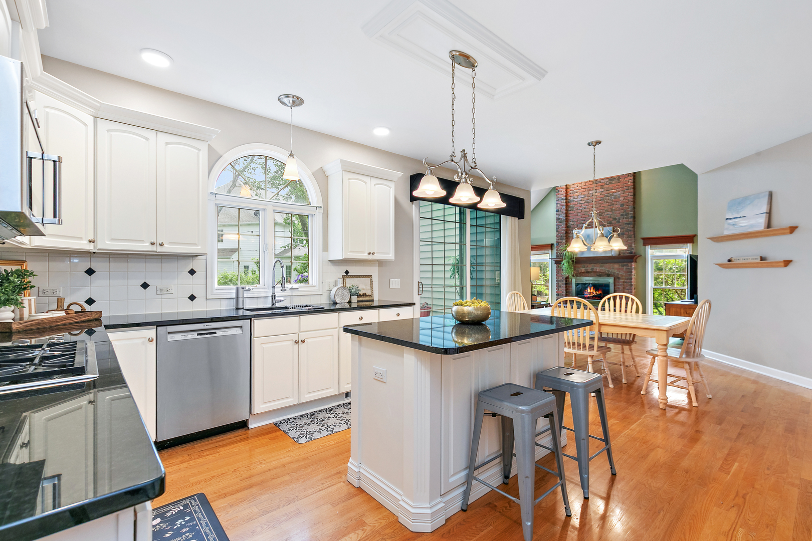 2212 Glouceston Lane, Naperville, IL 60564