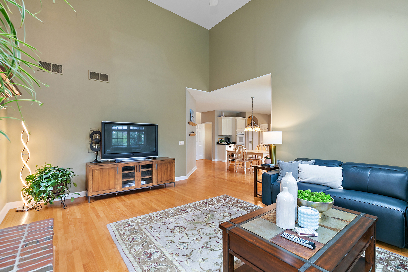 2212 Glouceston Lane, Naperville, IL 60564